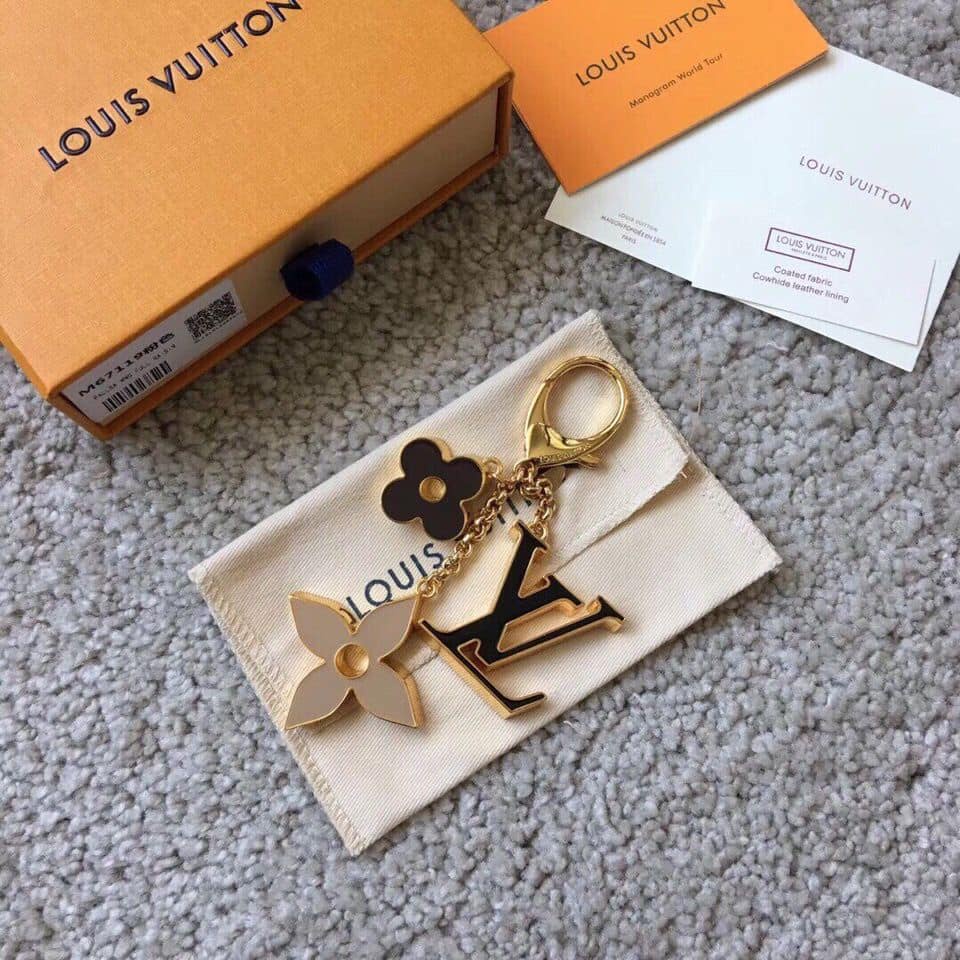 L/V Keychain Four Leaf Clover Macaroon Pendant Keychain For Women s Bag ...