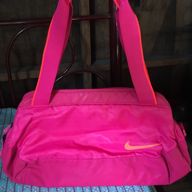 Nike pink duffle discount bag