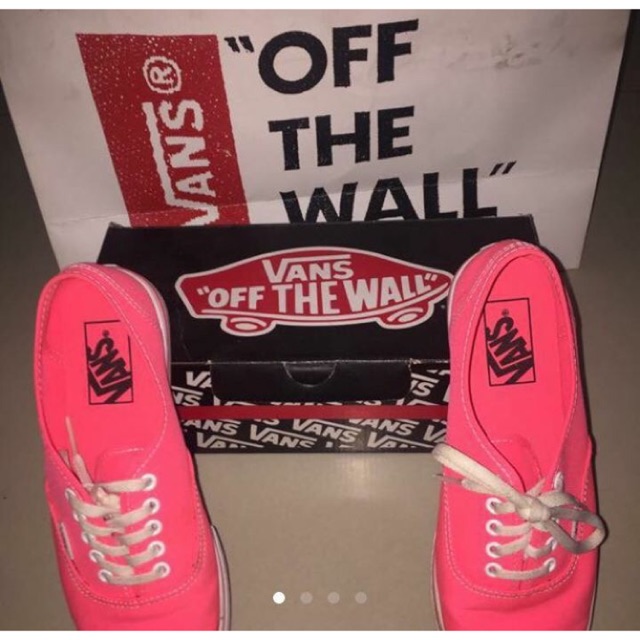 Vans off the on sale wall shoes pink