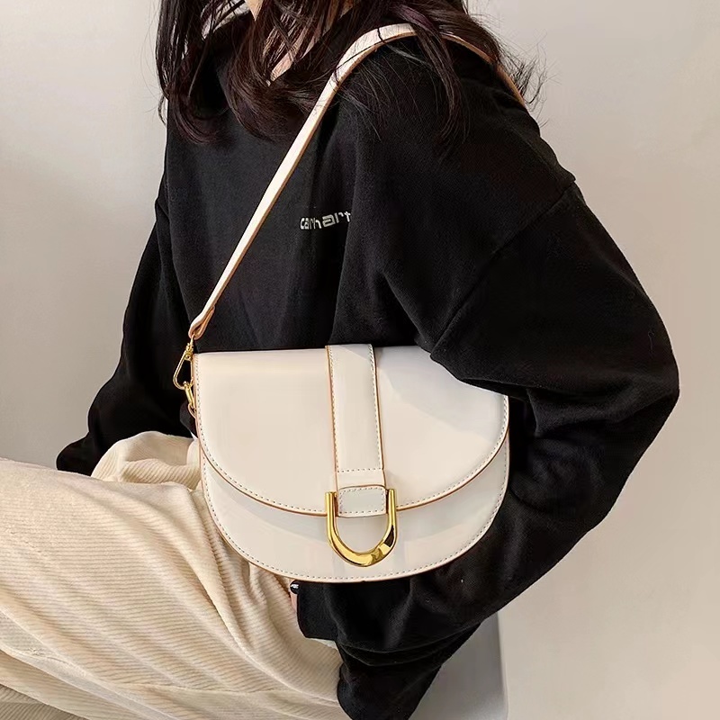 Horseshoe Buckle Bag (Black)