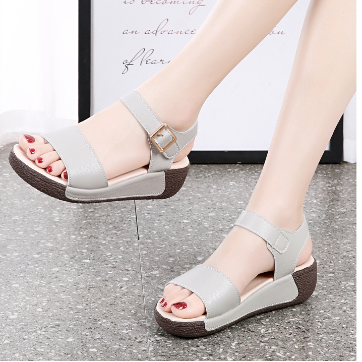 Popular Versatile Leather Soft Sole Comfortable and Lightweight Anti slip  Women's Sandals