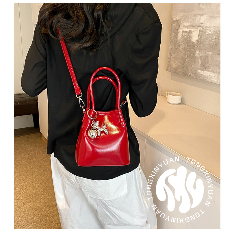 SAFERIDO 2025 Underarm solid color bag women's popular new niche design fashionable shoulder messenger bag high-end casual saddle bag