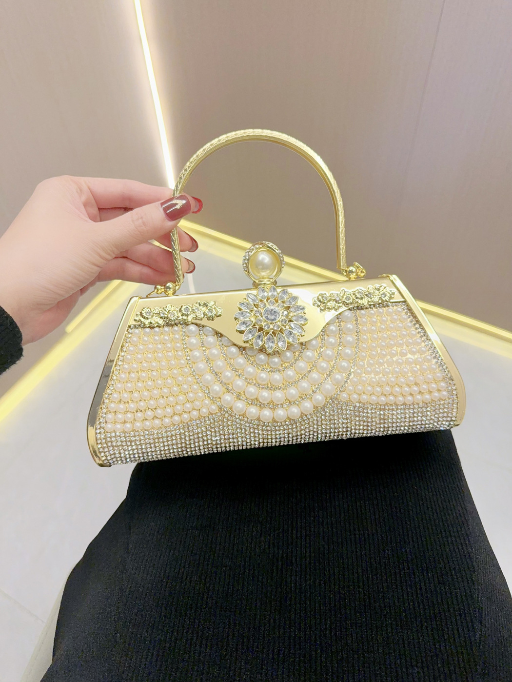 Gorgeous Embellished Banquet Handbag