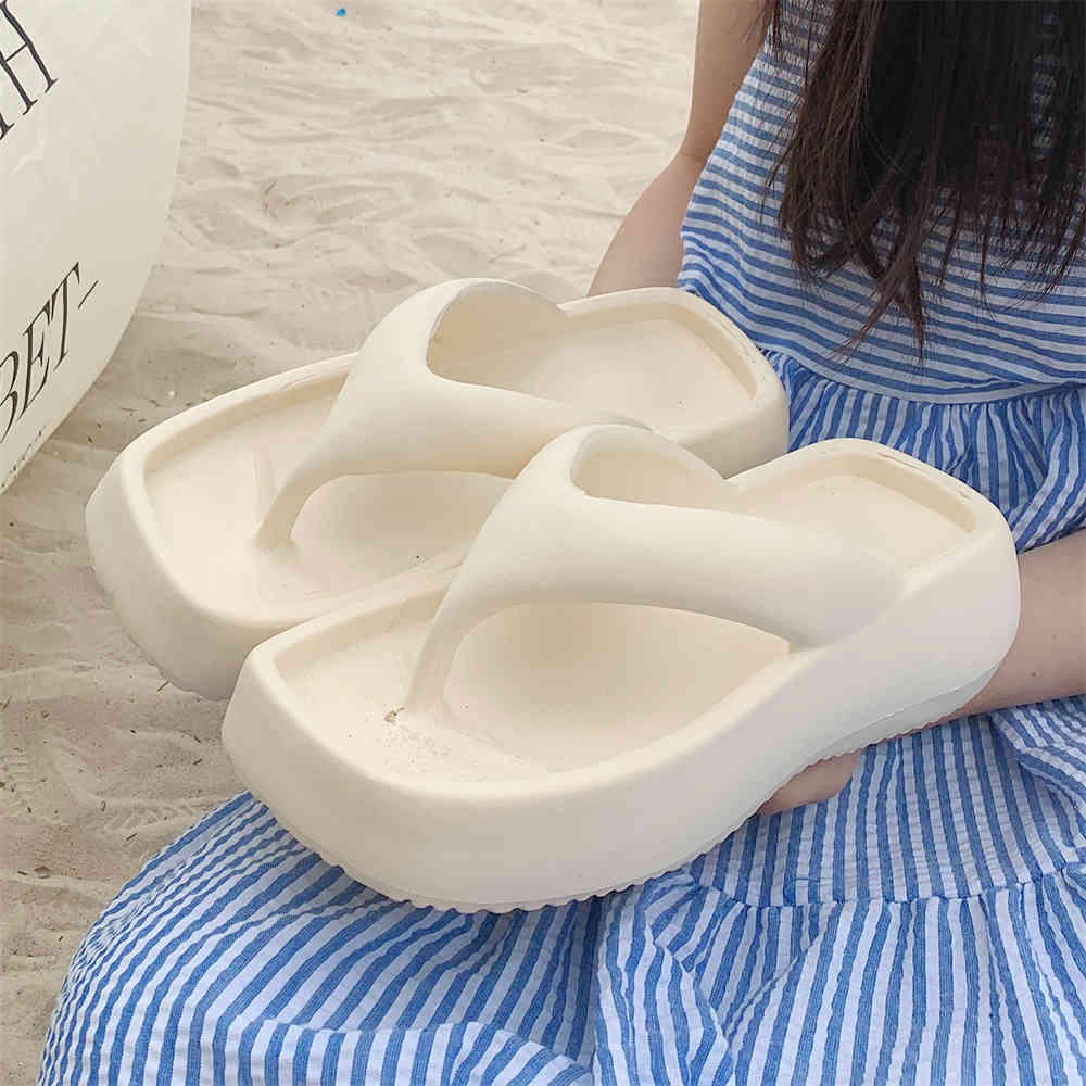THICK-SOLED FLIP FLOPS IN ECRU BEIGE RUBBER