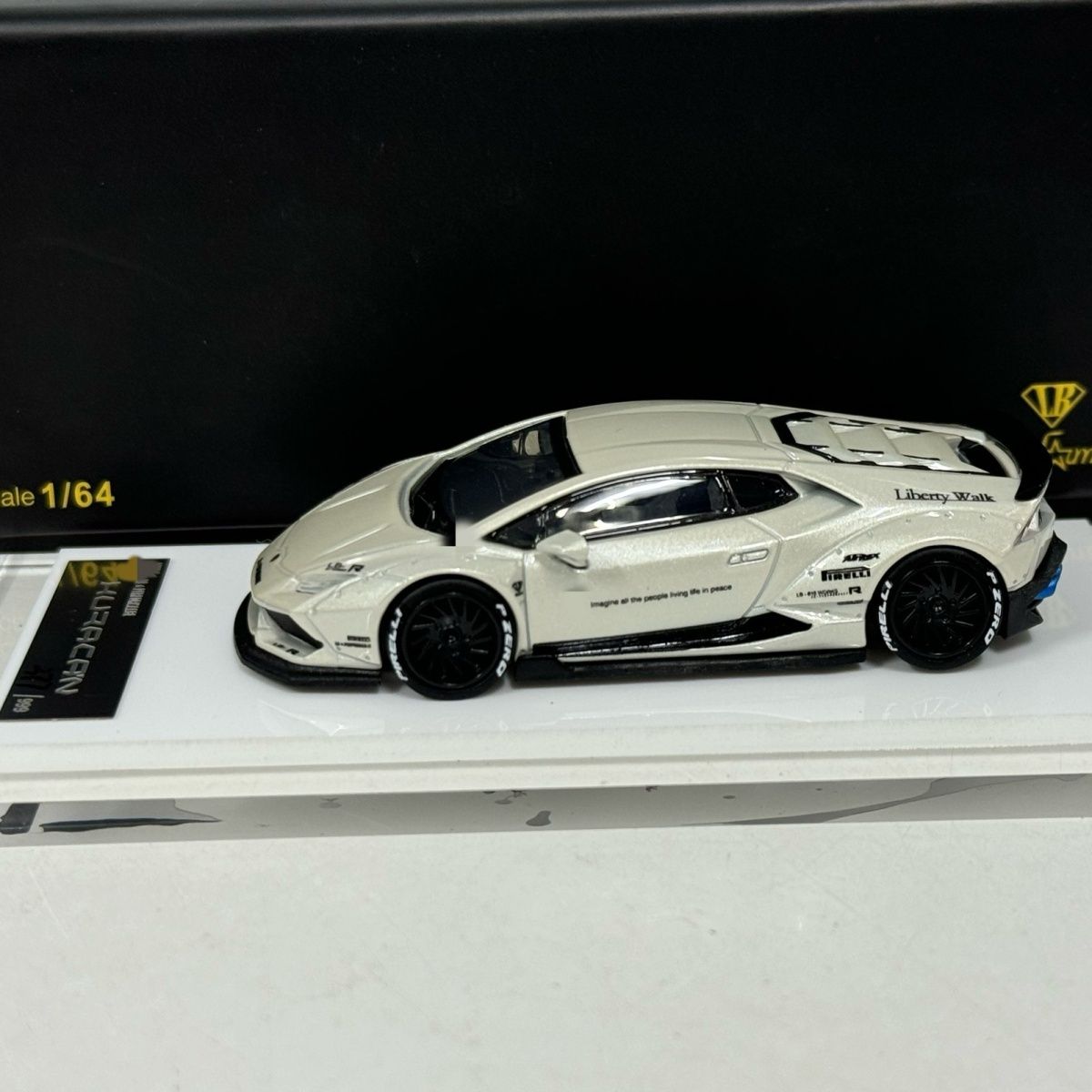 Modellino sportivo Onemodel scala 1:64 bianco LP700 Aventador LB