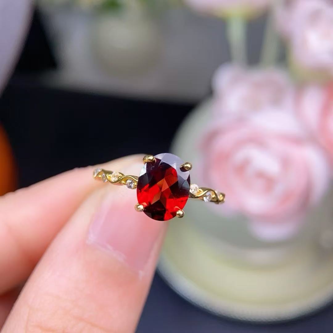 Natural red garnet ring, 925 silver, exquisitely set with a pure body,  fire-colored super flash, garnet for women, main stone approximately 7*9mm, 