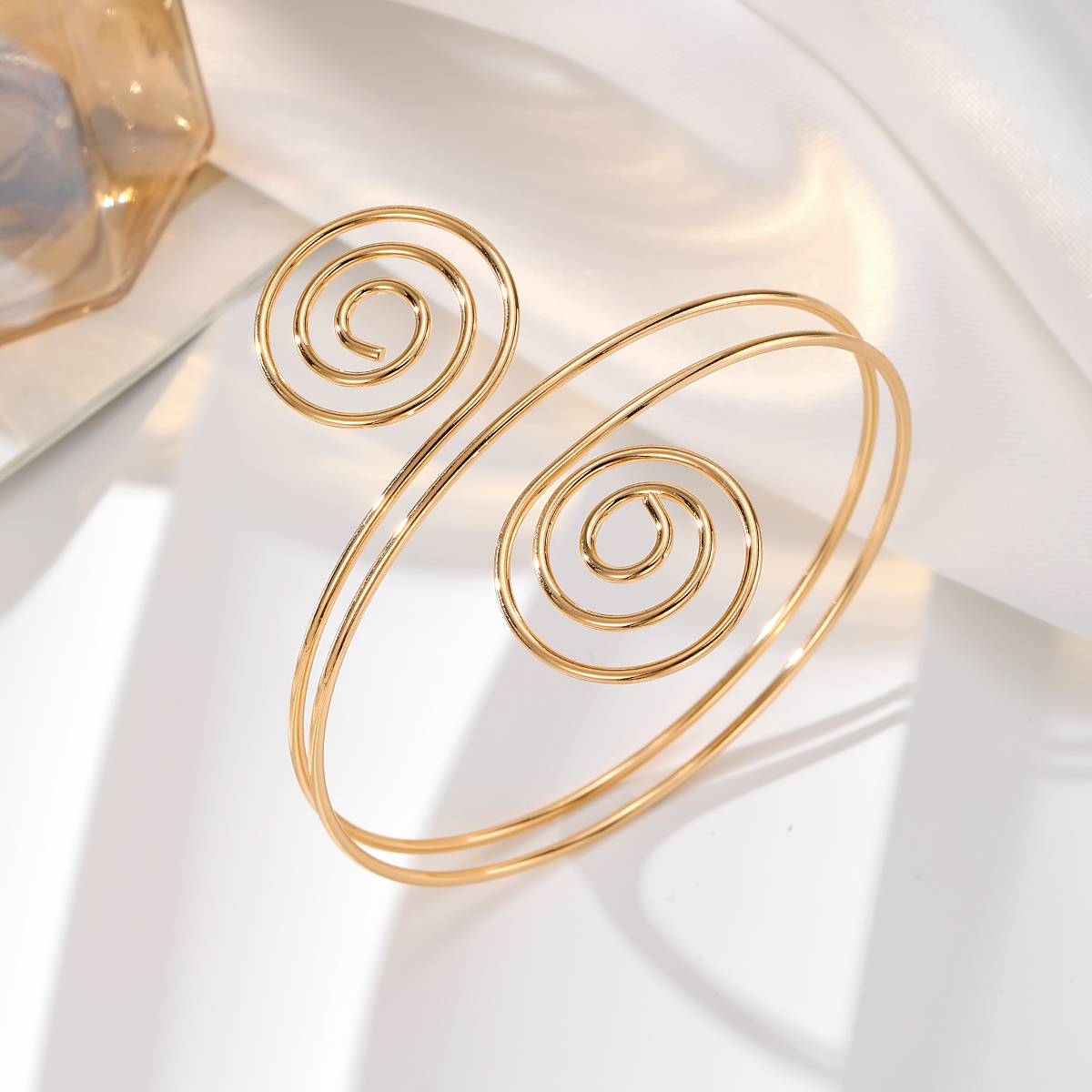 A stylish and elegant golden wire creative design geometric shape ...
