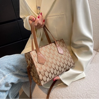 High-Quality Silk Scarf Portable Horseshoe Buckle Small Bag Female New  Trendy One-Shoulder Messenger Small Square Bag - China Women Bags and  Ladies Bags price