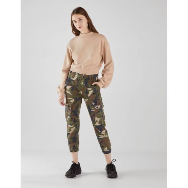 Bershka best sale camo pants