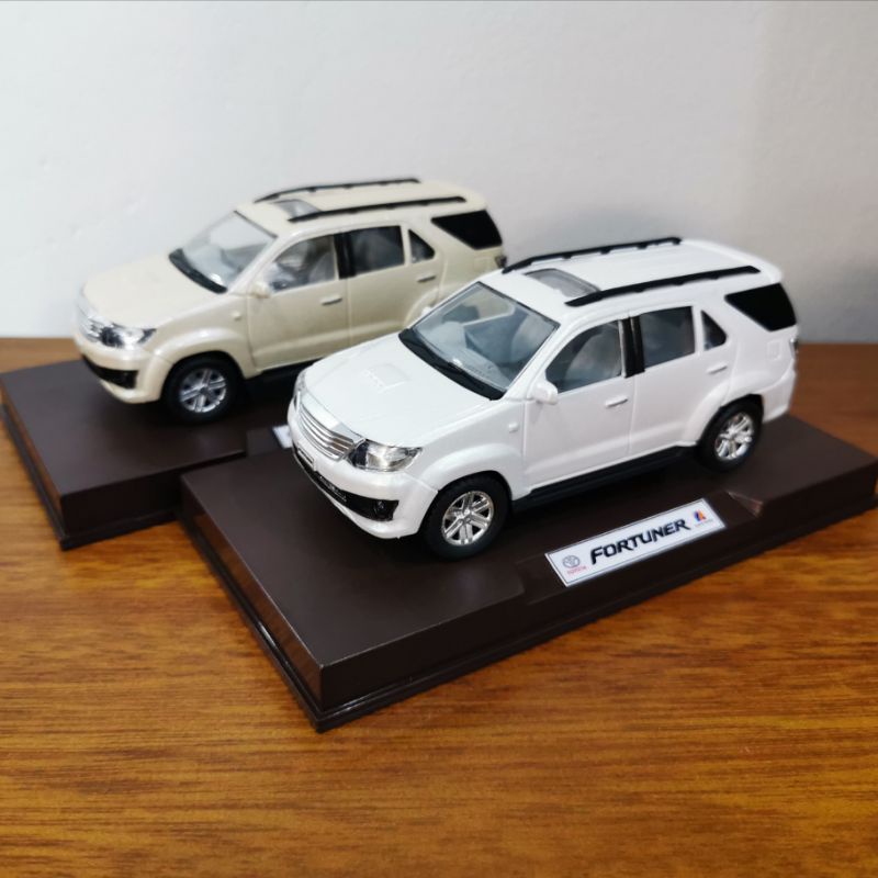 Toyota fortuner hot sale diecast model