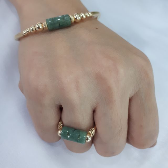 Wearing jade bangle on sale daily