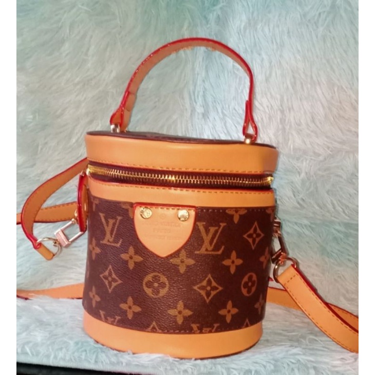 Louis Vuitton bucket bag, new, with gold hardwares, lock and key