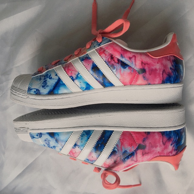 Adidas tie outlet dye shoes