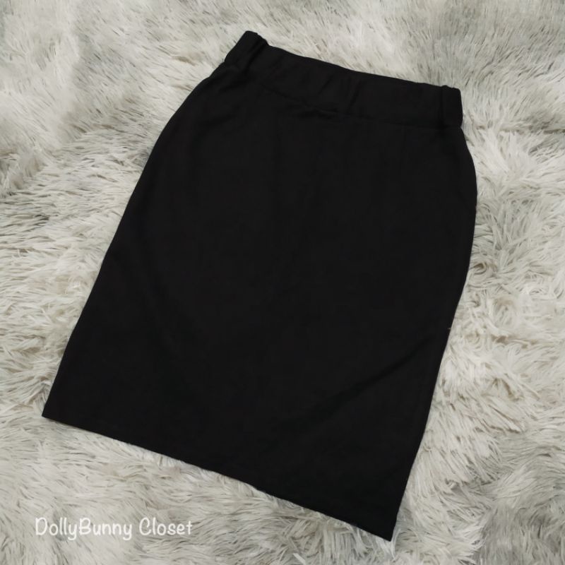 Plain black outlet skirt