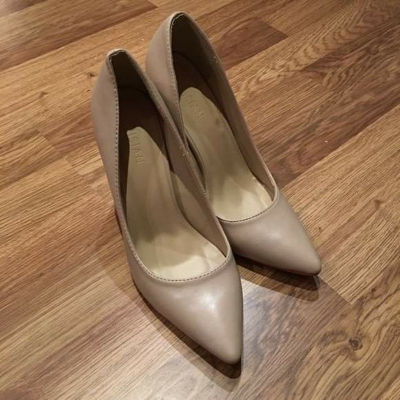 Parisian store pointed heels