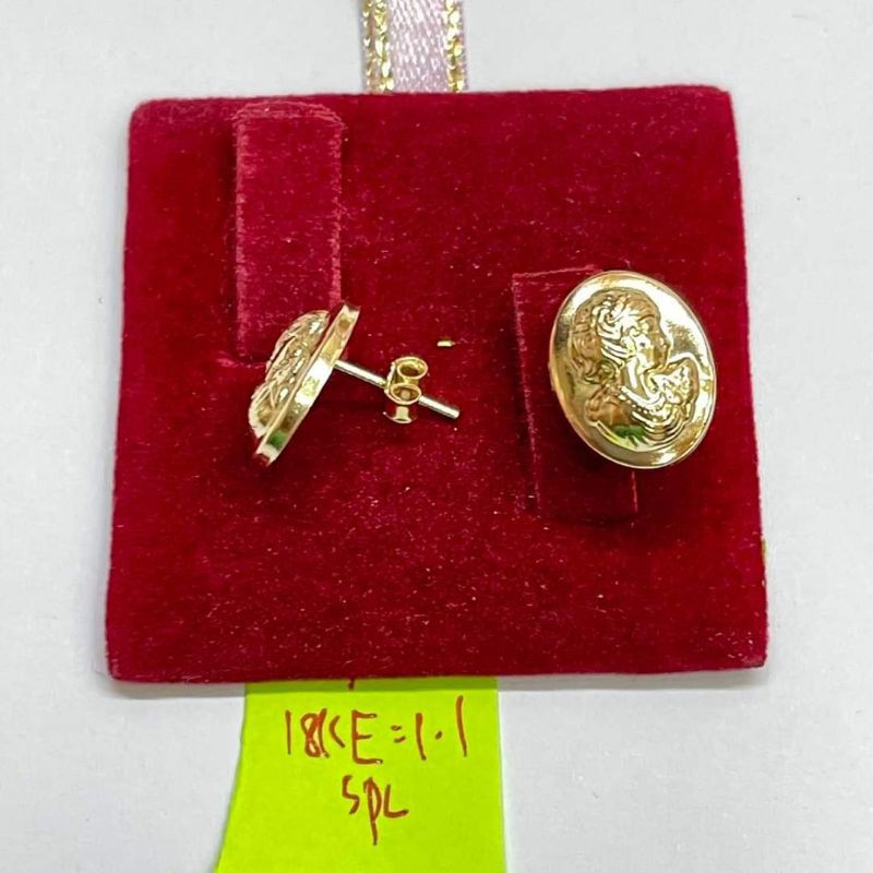 18K Saudi Gold Queen Elizabeth Cameo earrings PAWNABLE