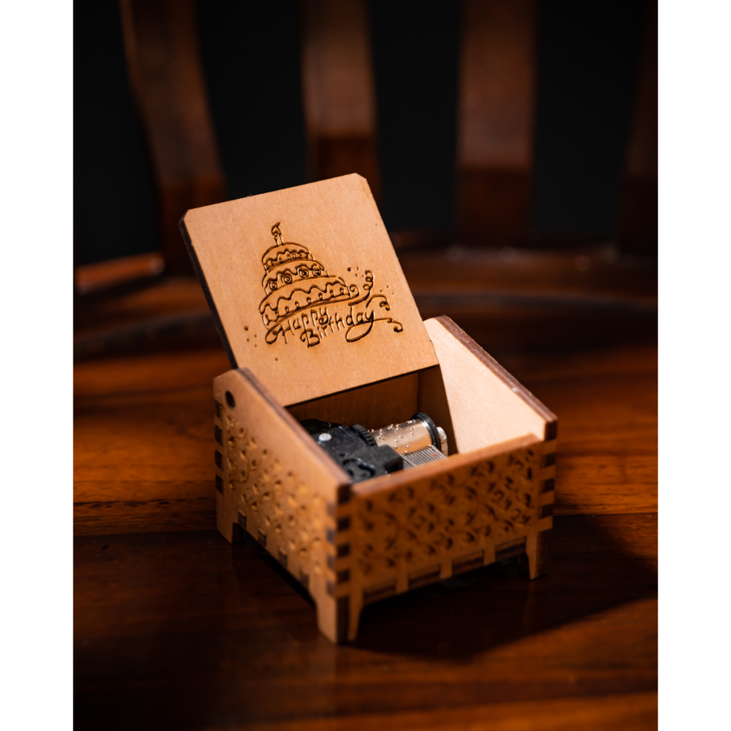 Cool Valentine's Gift Music Box Dynamic Guitar Furnishing Articles Hand Crank 76023