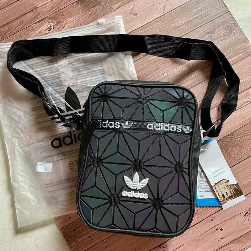 Adidas issey Miyake Big slingbag crossbody