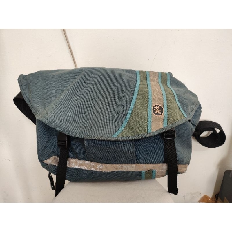 Crumpler sling bag hotsell