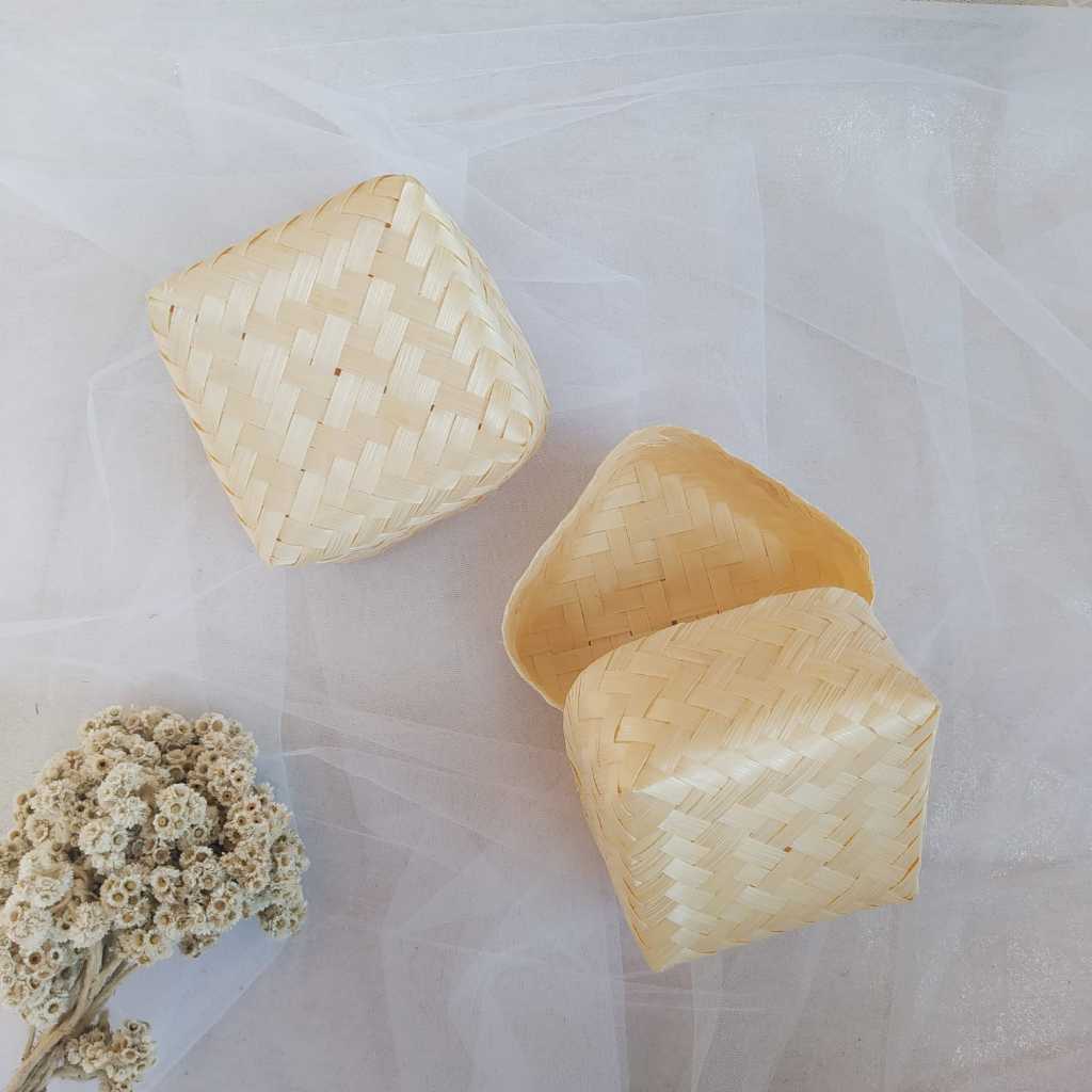 A Pair Of BLEACHING Baskets Of Various Sizes Of Rice snack hampers
