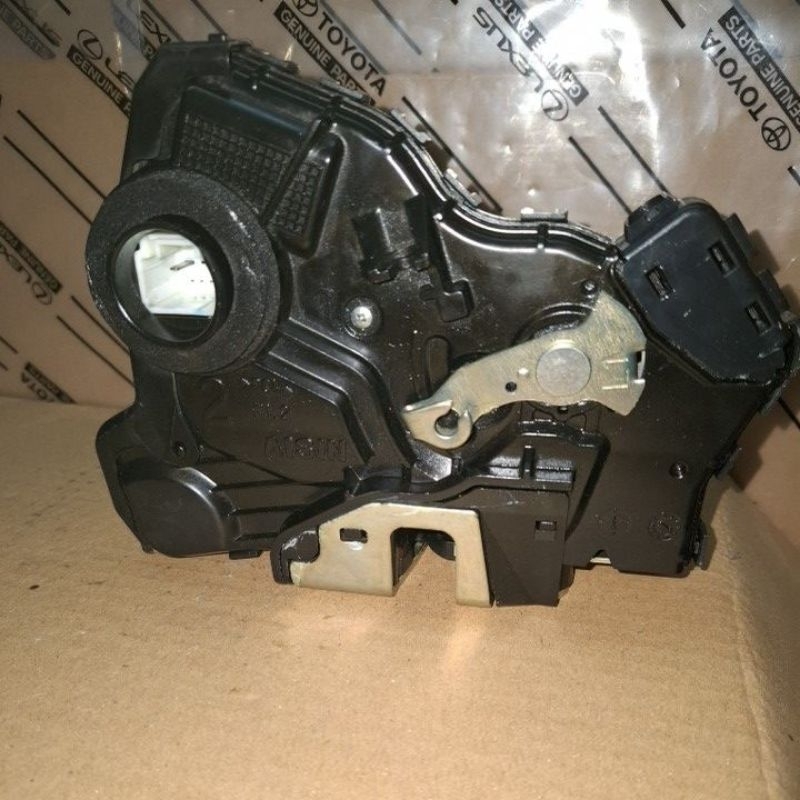 TOYOTA L1 left front door lock assembly.TOYOTA INNOVA, FORTUNER, HILUX ...