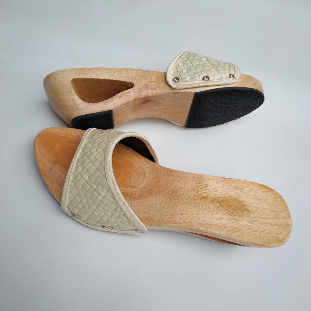 KELOM GEULIS KIJANG WOVEN SAMAK PANDAN WOODEN Clogs | Shopee Philippines