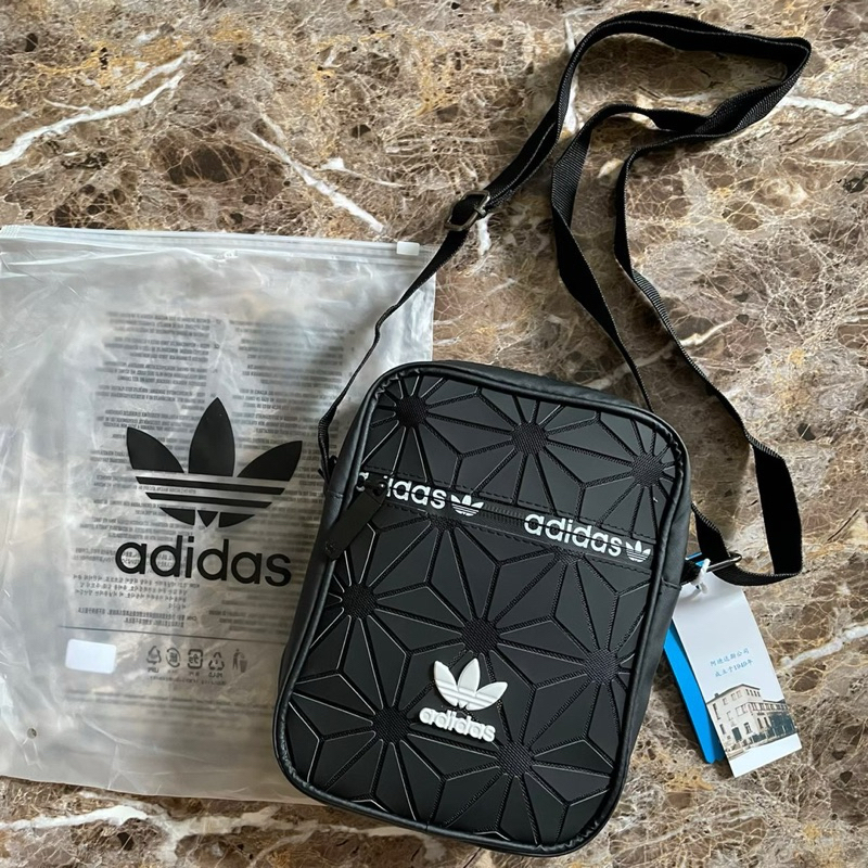 Adidas issey Miyake Big slingbag crossbody