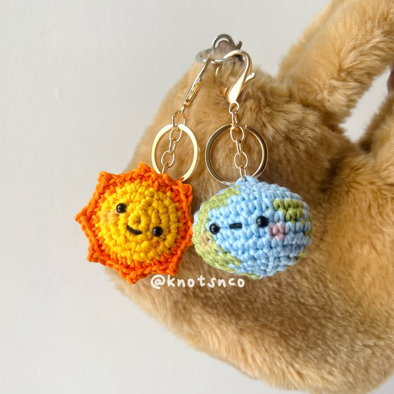 GANTUNGAN Earth & Sun Crochet Keychain | Couple Keychain | Payut ...