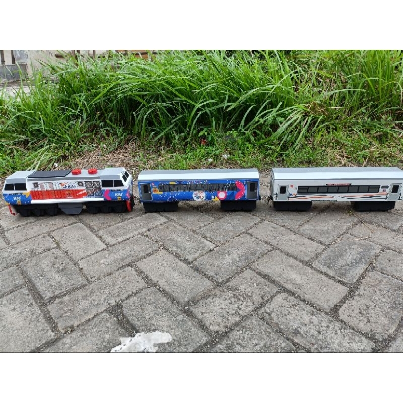 KAYU Cc206 locomotive hype tripe version +2 carriages- Miniature Wooden ...
