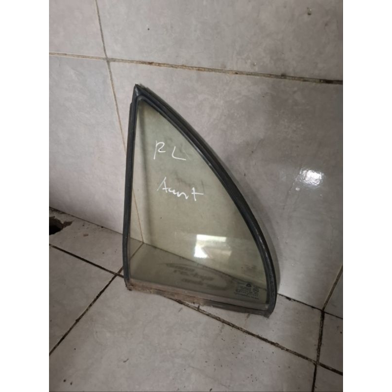 HYUNDAI Triangle glass, rear door dead glass Kiri accentHYUNDAI ...