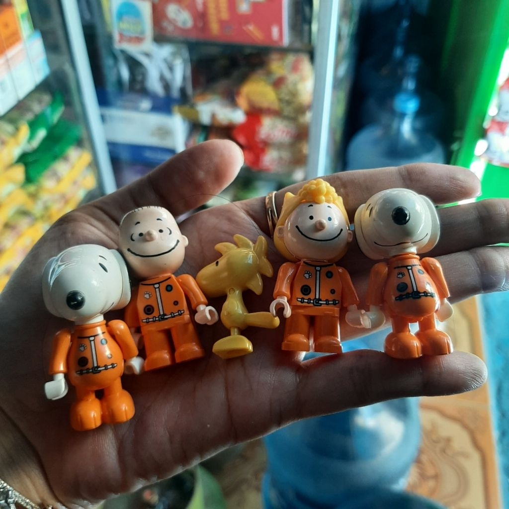 Nasa snoopy figure lego miniso pnts | Shopee Philippines