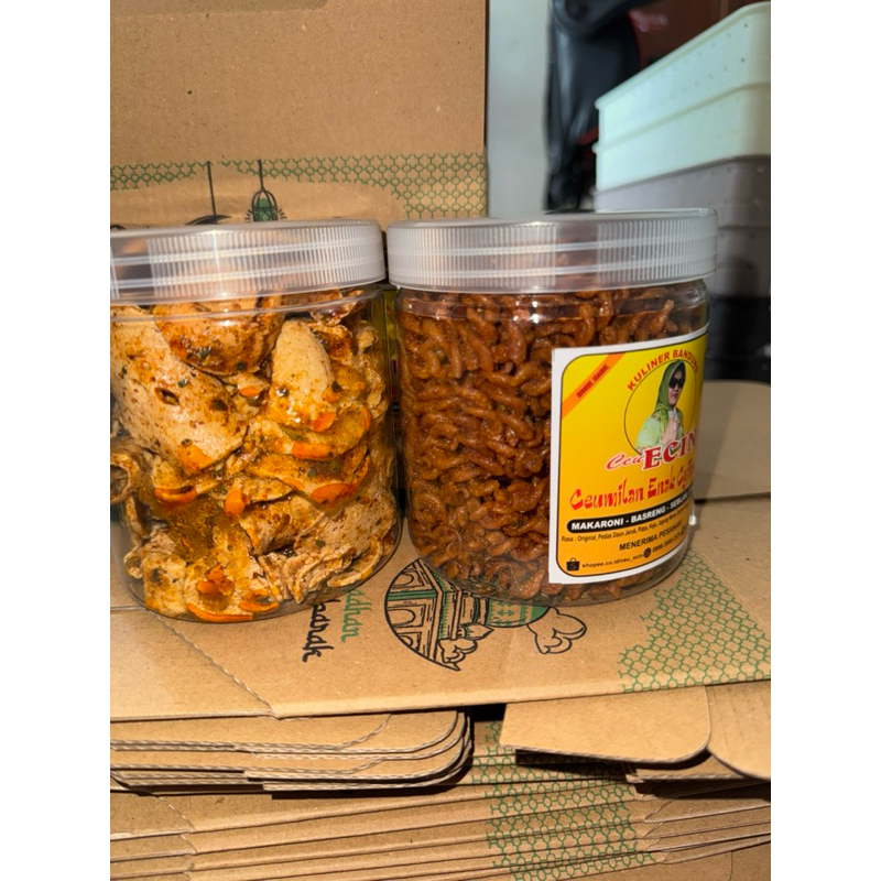 Parcel box contains 2 jars of 600 ml snacks (content according to ...