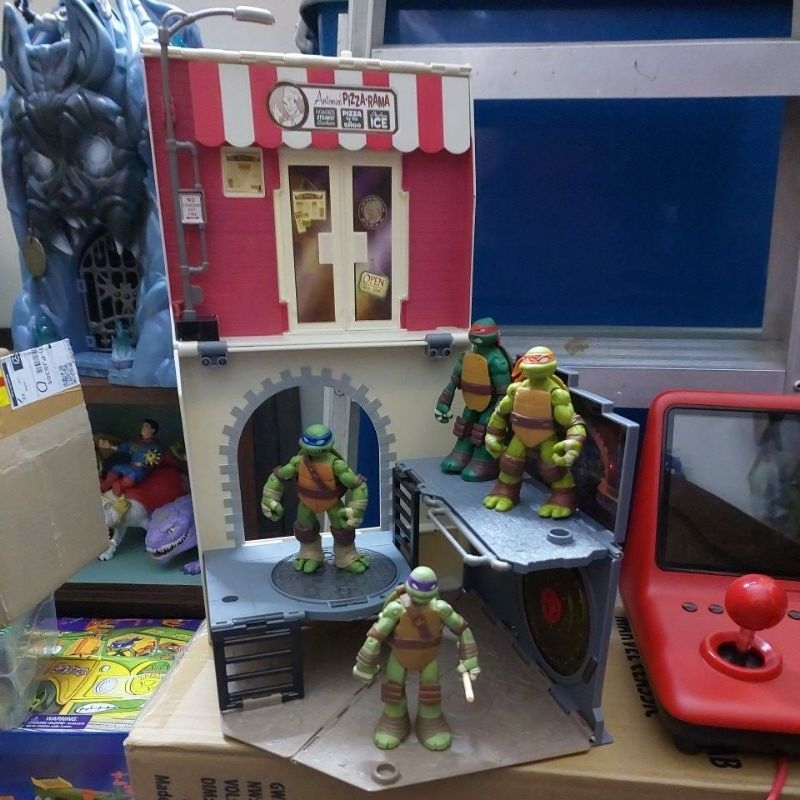 Nickelodeon Teenage Mutant Ninja Turtles TMNT Pop up Pizza Anchovy Alley Diorama with 4 Turtles