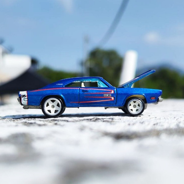 HOT WHEELS PREMIUM '69 Dodge Charger (Open Hood, metal base, rubber