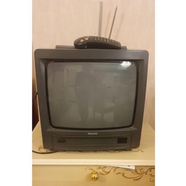 Philips TV color 32 inch Fully intact with antenna and remote control