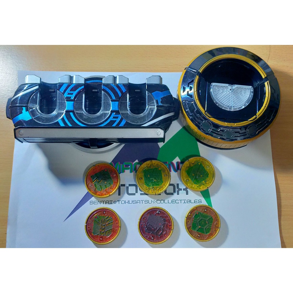 Cintura DX OOO Driver 10° Anniversario - Bandai Spirits Kamen Rider, Con 9 Medaglie, Suoni Trasformazione