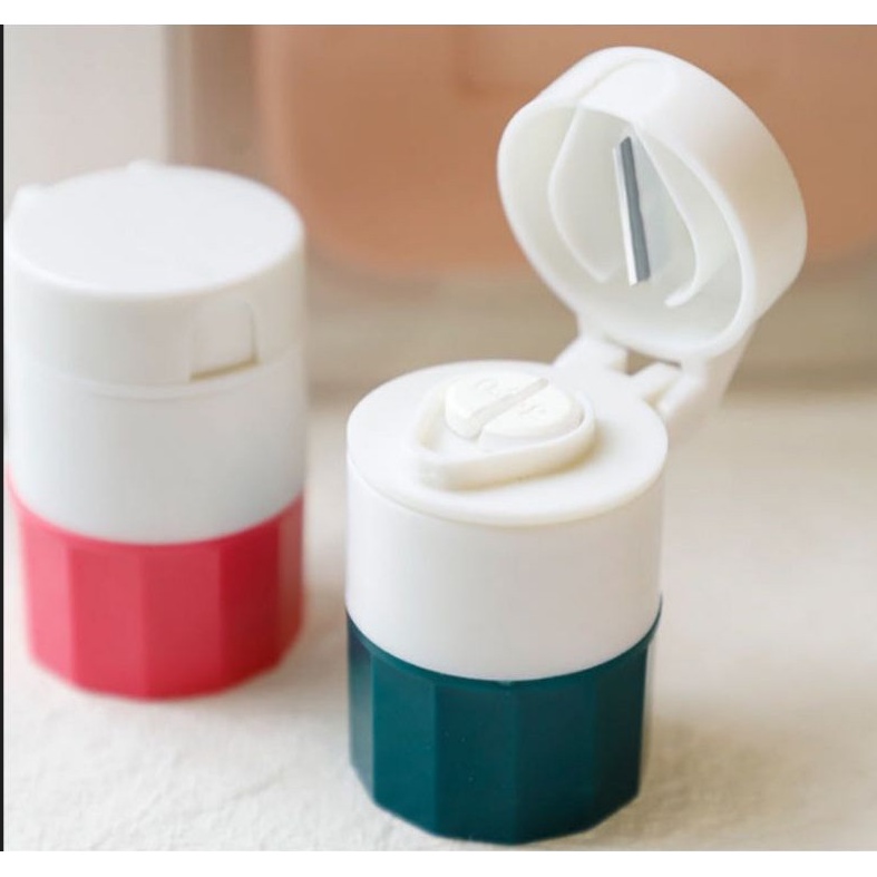 MultiFunctional Convenient Pill Crusher Grinder Splitter Tablet