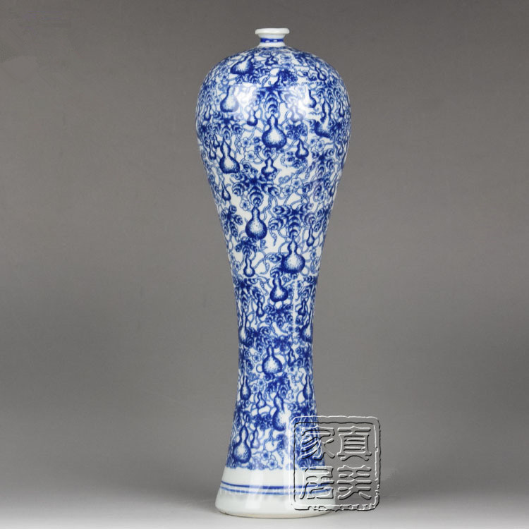 Exquisite Chinese Handwork Blue and White Porcelain Small Caliber Vase ...