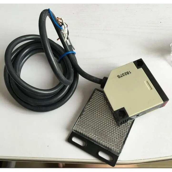 E3JK-R4M1 DC10-30V/90-250VAC Retroreflective photoelectric sensor ...