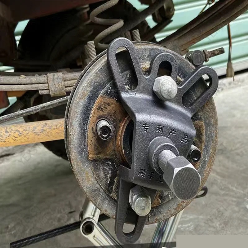 Tricycle brake drum removal special tool to remove the rear axle brake