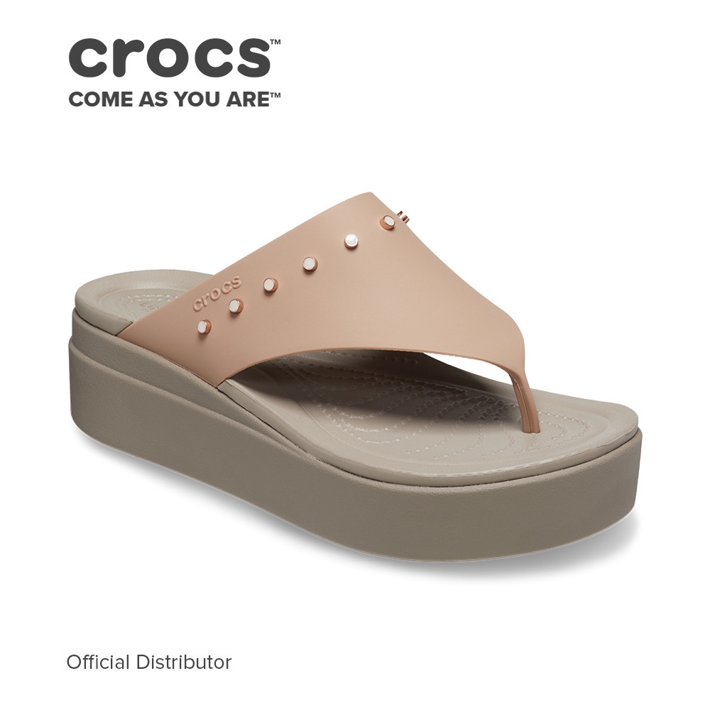 Crocs Women's Brooklyn Studded Flip in Cork Mushroom