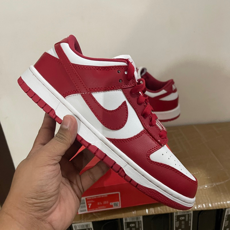Women's size 7 hot sale in mens nike