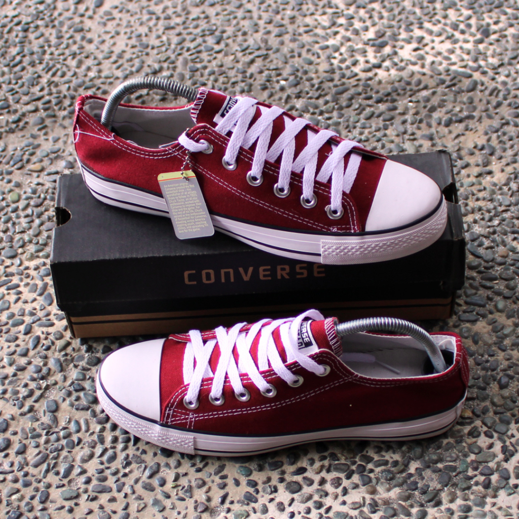 Maroon chuck best sale taylors low