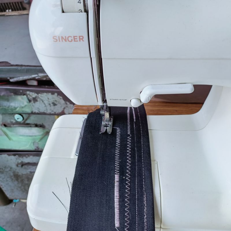 Singer brand heavy duty pushbutton.12 built-in stitches with multiple ...