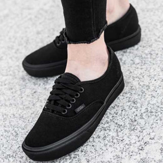 All black on sale low top vans