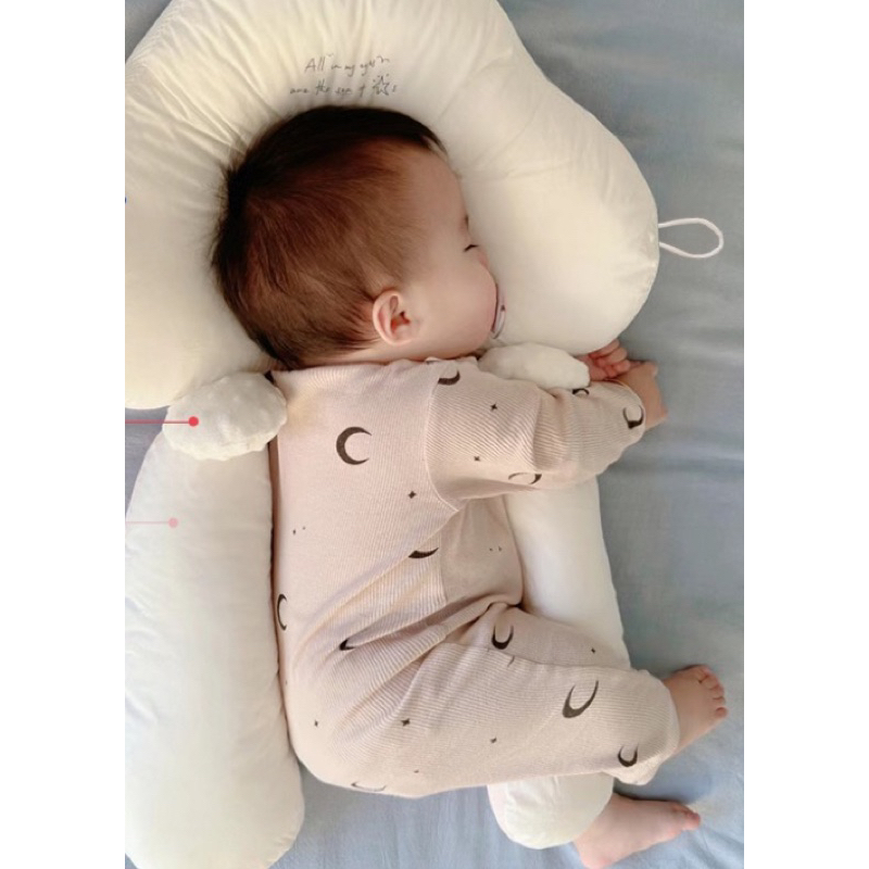 Baby shaped pillow corrects deviation of head type for newborns aged 0