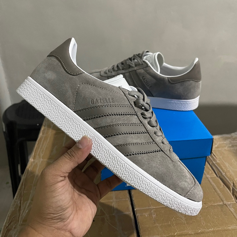 Grey suede store adidas gazelle