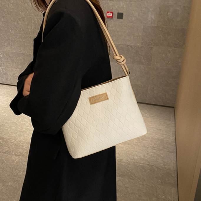 Ladies Bag New Winter tide Korean fashion handbag all-match simple single shoulder bag bag.