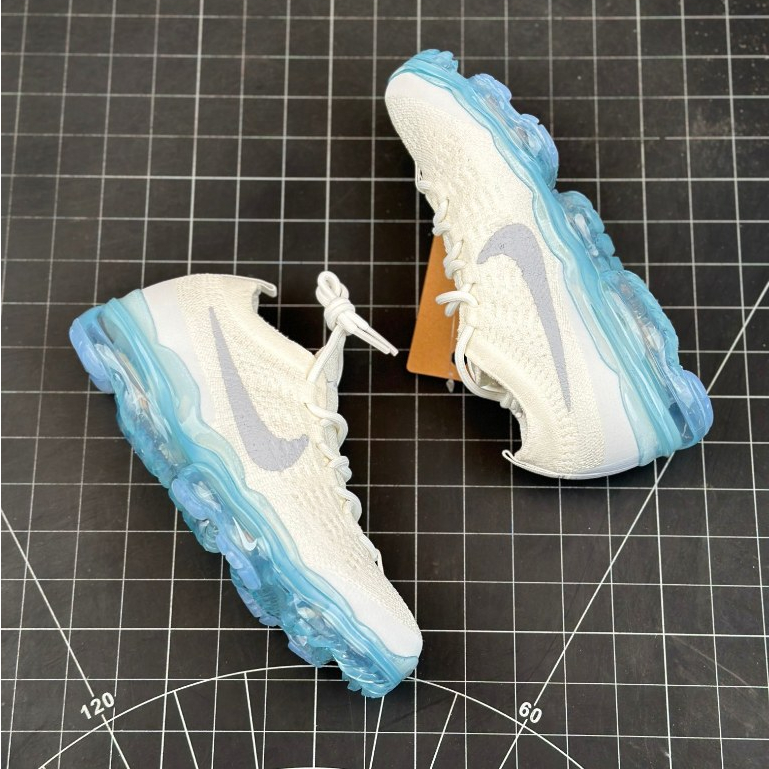 White vapormax hot sale blue sole