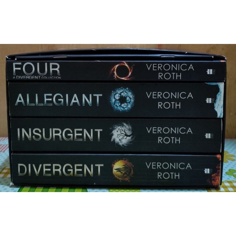 The Divergent Series + Four + World of Divergent minibook (Box set